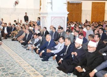 وزير الأوقاف يشارك المصلين في جلسة ذكر وصلاة على النبي بالزقازيق (صور)