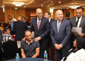 وزير العمل ومحافظ القاهرة يسلمان 100 عقد عمل جديد لذوي همم