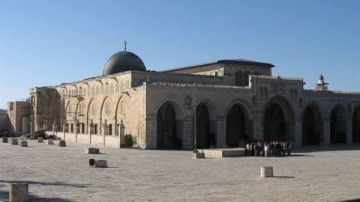 ينفذون جولات استفزازية.. عشرات المستوطنين يقتحمون المسجد الأقصى