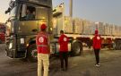 الهلال الأحمر: 3200 طن مساعدات عبر قافلة زاد العزة الـ 36 إلى غزة - eg