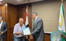 محافظ الجيزة يسلم 21 عقدا لتقنين أراضي أملاك الدولة للمستفيدين - eg