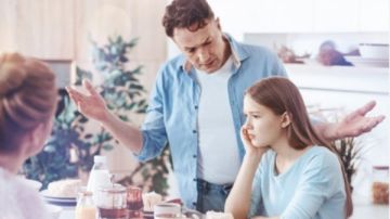 أوعى تعمل كدا.. تصرفات يجب ألا يقوم بها الأب مع ابنته المراهقة