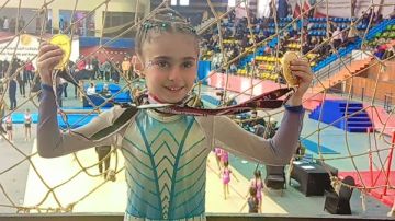 بطلة رغم صغر سنها.. زينة طارق تتوج بالذهبية في بطولة الجمهورية للجمباز بطلة رغم صغر سنها.. زينة طارق تتوج بالذهبية في بطولة الجمهورية للجمباز