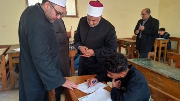في أول أيامها .. وكيل قطاع المعاهد الأزهرية يتفقد لجان امتحانات الابتدائية والإعدادية