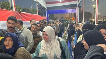 مصدر أمني: ضبط 100 شخص يوجهون الناخبين للتصويت لعدد من المرشحين بـ 8 محافظات