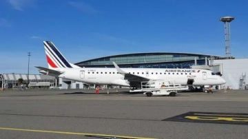 الثلوج تحبس طائرة رئيس رومانيا نيكوسور دانا في مطار باريس