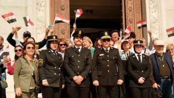 الداخلية تحتفي بعيد الشرطة مع زوار المتحف المصري بالورد والأعلام