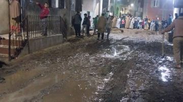 السيطرة على انفجار خط طرد صرف صحي بقرية في المنوفية.. صور