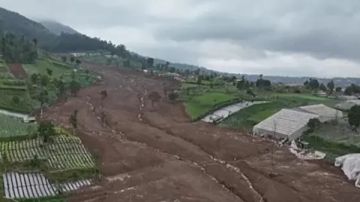 انهيار أرضي في إندونيسيا يقتل 17 شخصا وأكثر من 70 مفقودا انهيار أرضي في إندونيسيا يقتل 17 شخصا وأكثر من 70 مفقودا