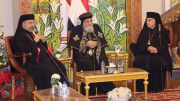 بطريركا الأقباط الكاثوليك والروم الكاثوليك يهنآن البابا تواضروس بعيد الميلاد صور