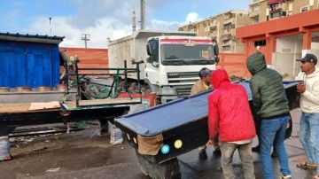 تحت الأمطار وبرودة الطقس.. إشغالات ضواحي بورسعيد تواجه الإزالة