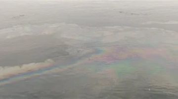 ظهور بقعة سولار في نهر النيل بإسنا.. وشركة المياه تتدخل لتفتيتها ظهور بقعة سولار في نهر النيل بإسنا.. وشركة المياه تتدخل لتفتيتها