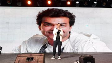 عودة لروح التسعينيات.. محمد محيي ونجوم جيله يشعلون حفل سعادتنا في ذكرياتنا