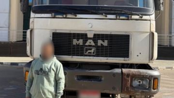 قاد برعونة وصدم سيارة وهرب.. القبض على سائق نقل في الجيزة