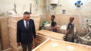 محافظ أسوان يفاجئ المخابز ومحلات الجزارة والخضراوات والفاكهة والعطارة..صور