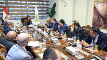 تبسيط إجراءات تراخيص المحال العامة علي المواطنين وتقديم تخفيضات في دفع الرسوم لتشجيع