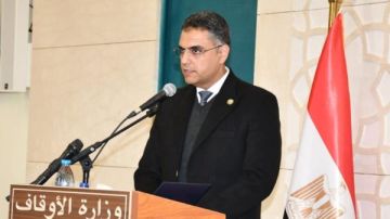 صورة وزير الأوقاف على مسجد السيدة زينب تطرح التساؤلات.. ومتحدث الوزارة يوضح