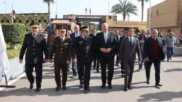 محافظ القليوبية يضع إكليلا من الزهور على النصب التذكاري بمبنى قوات الأمن