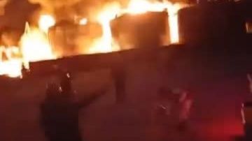 دخام كثيف غطى الطريق.. حريق هائل في مصنع جبس بأبوزنيمة صور