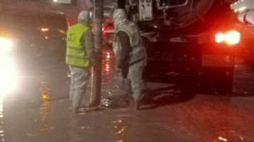 عطل بمحطة معالجة هرم سيتي يتسبب في خروج المياه على طريق النايل سات.. صور