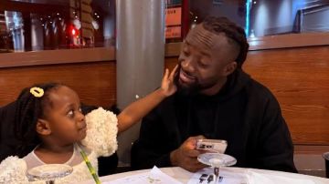 فيستون ماييلي يداعب ابنته في معسكر بيراميدز صور