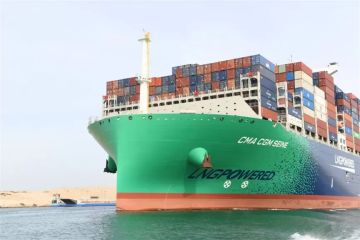 قناة السويس تشهد عبور سفينة الحاويات العملاقة CMA CGM SEINE 