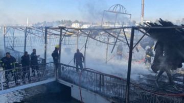 محافظ أسوان يتابع إجراءات السيطرة على حريق إندلع بعوامة.. صور