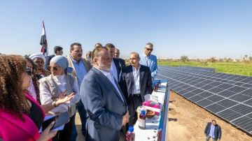 محافظ البنك المركزي ووزير الزراعة يتفقدان القرى المستفيدة من مشروع دعم صغار المزارعين بأسوان محافظ البنك المركزي ووزير الزراعة يتفقدان القرى المستفيدة من مشروع دعم صغار المزارعين بأسوان