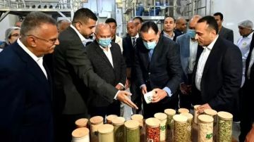 مدبولي يتفقد مصنع لتجفيف البصل بالمنيا