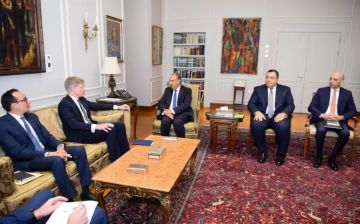 وزير الخارجية يؤكد ضرورة تكثيف الجهود الرامية إلى تثبيت التهدئة وخفض التصعيد في اليمن صور