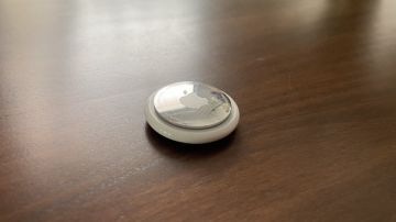 أبل تطور دبوسا قابلا للارتداء مدعوما بالذكاء الاصطناعي