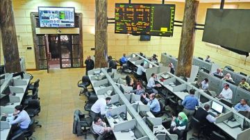 إيجي إكس 30 يتراجع 2.5 .. هبوط قوي في مؤشرات البورصة بمنتصف تعاملات الأربعاء