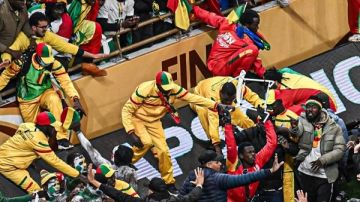 إيقاف وغرامة وحرمان من المونديال.. عقوبات قاسية ضد السنغال فى أحداث نهائي الكان إيقاف وغرامة وحرمان من المونديال.. عقوبات قاسية ضد السنغال فى أحداث نهائي الكان