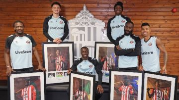 صور تذكارية ساندرلاند يكرم نجوم كأس أمم إفريقيا 2025