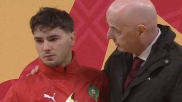 فيديو صدى البلد لاعبو السنغال يصنعون ممرا شرفيا لـ إبراهيم دياز بعد تتويجه هداف الكان فيديو صدى البلد لاعبو السنغال يصنعون ممرا شرفيا لـ إبراهيم دياز بعد تتويجه هداف الكان