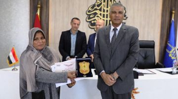 محافظ أسوان يكرم مدير إدارة التعليم الفنى بإدفو