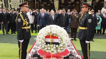 احتفالا بعيد الشرطة.. محافظ كفر الشيخ يضع إكليل الزهور على النصب التذكاري للشهداء صور