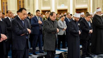 الرئيس السيسي يفتتح مسجد العزيز الحكيم بالمقطم ويهنئ المصريين بذكرى الإسراء والمعراج فيديو صور