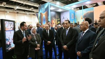 رئيس الوزراء يتفقد جناح مركز المعلومات بمعرض القاهرة للكتاب