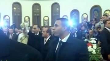 فرحة غامرة لدى الأقباط بكاتدرائية ميلاد المسيح فور وصول الرئيس السيسي لتقديم التهنئة فرحة غامرة لدى الأقباط بكاتدرائية ميلاد المسيح فور وصول الرئيس السيسي لتقديم التهنئة