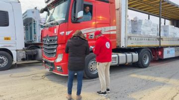 من مصر إلى غزة في شتاء قاس.. الهلال الأحمر يدفع قافلة زاد العزة 121 من مصر إلى غزة في شتاء قاس.. الهلال الأحمر يدفع قافلة زاد العزة 121