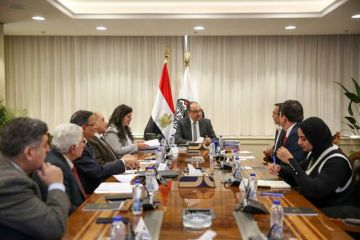 وزير قطاع الأعمال المصري يبحث فرص التعاون مع مستثمرين أتراك في صناعة الملابس