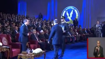 احتفالية عيد الشرطة.. وزير الداخلية يقدم للرئيس السيسي هدية تذكارية احتفالية عيد الشرطة.. وزير الداخلية يقدم للرئيس السيسي هدية تذكارية