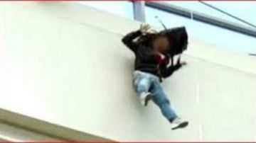 اختل توازنه .. سقوط طالب من الطابق الثالث بمدرسة في أسيوط