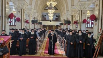 الأنبا ميخائيل يتأمل في رسالة رومية خلال لقائه الشهري بكهنة حلوان