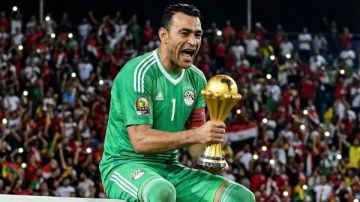 المرة دي الكاس بتاعنا.. الحضري ينشر صورة يحمل فيها كأس أمم إفريقيا المرة دي الكاس بتاعنا.. الحضري ينشر صورة يحمل فيها كأس أمم إفريقيا