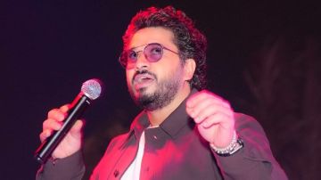 بالصور .. مصطفى حجاج يشعل حفل كامل العدد على شاطئ جدة