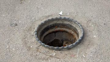 كواليس مصرع طفل سقط في بالوعة صرف صحي بأكتوبر