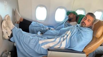 لقطة طريفة من الطائرة.. ياسر جلال يشارك جمهوره بصورته مع مصطفى أبو سريع