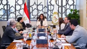 منال عوض تعقد اجتماعا موسعا لبحث آليات تطوير الأداء